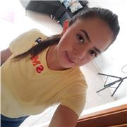 Niñera ayudamdo en las tareas escolares